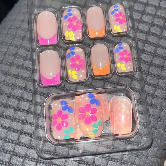 BEAUTIFUL Short Square Floral Pattern Full Cover Fake Nail Set - Picture 5 of 5